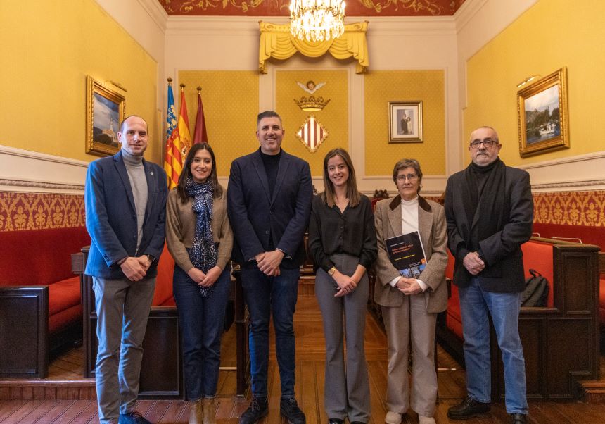 Foto de la guanyadora amb l'alcalde, els directors de la Càtedra i la vicerectora